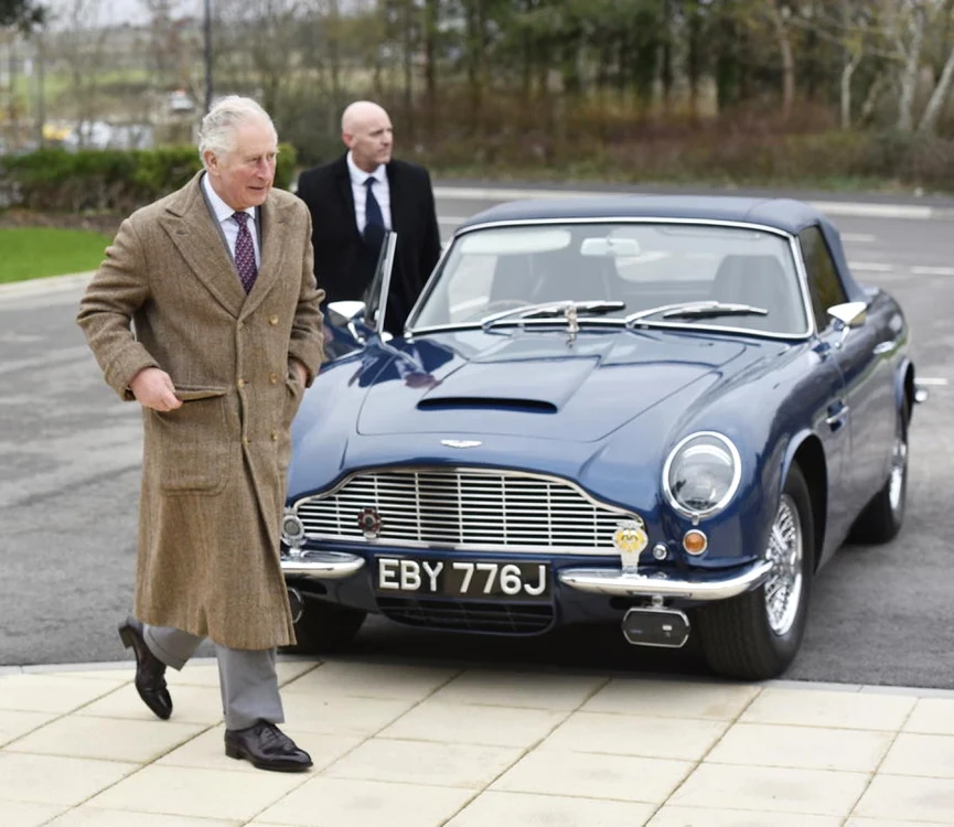Prinţul Charles şi maşina sa, un Aston Martin DB6 | Foto EPA EFE