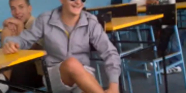 Manelistul vitezoman îşi bate joc de o profesoară la şcoală (VIDEO)
