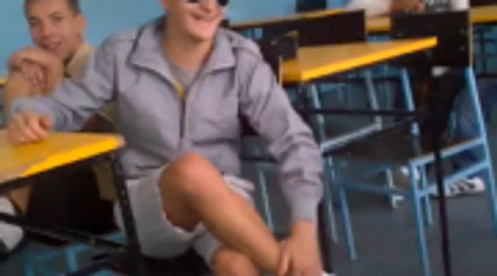 Manelistul vitezoman îşi bate joc de o profesoară la şcoală (VIDEO)