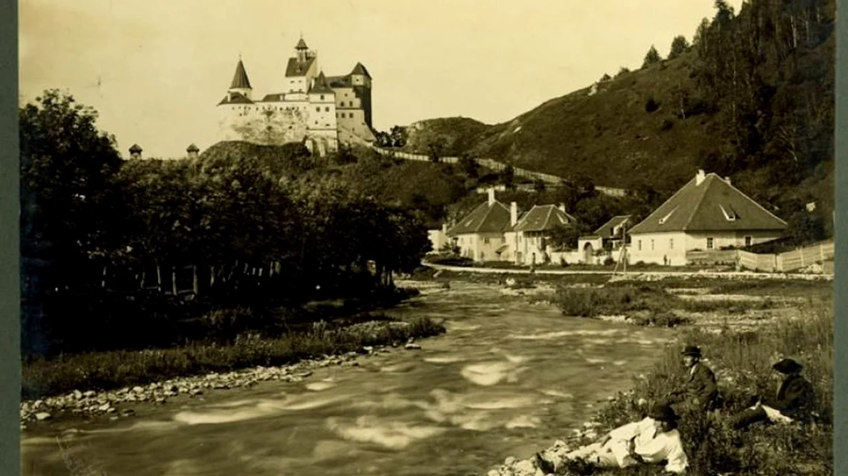 Prima atestare documentară a Castelului Bran, prin actul emis de Ludovic I de Anjou, prin care braşovenii primeau privilegiul de a construi Cetatea "cu munca şi cheltuiala lor proprie"  jpeg