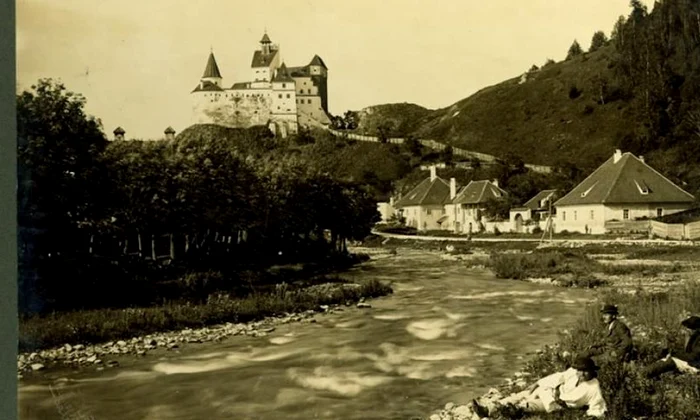 Prima atestare documentară a Castelului Bran, prin actul emis de Ludovic I de Anjou, prin care braşovenii primeau privilegiul de a construi Cetatea "cu munca şi cheltuiala lor proprie"  jpeg
