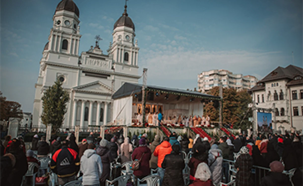 
    Cei mai mulți dintre oamenii care au participat la slujba religioasă au respectat măsurile de distanțare și au purtat mască de protecție  
