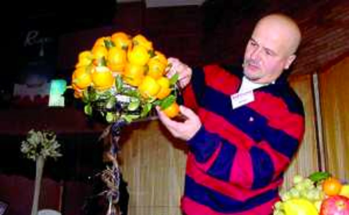 Nelu Matei transformă fructele în artă