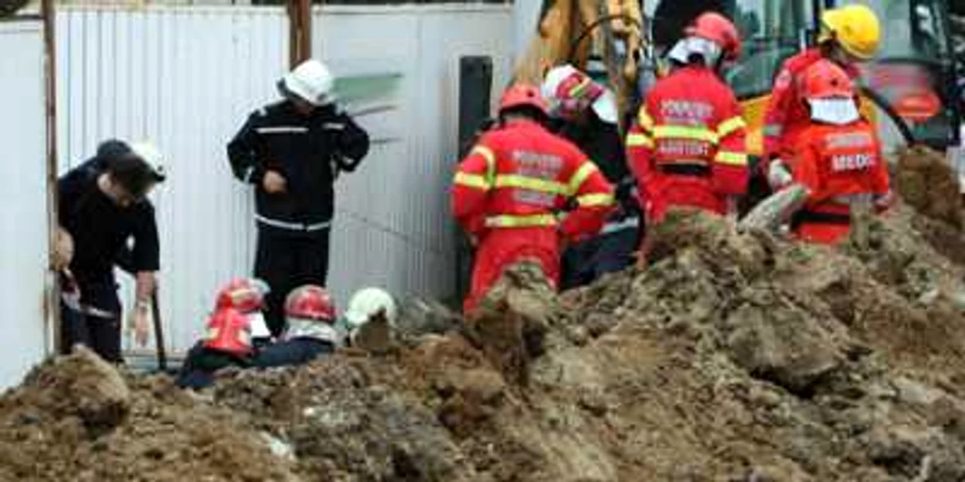 Un bărbat care lucra pe un excavator a fost îngropat cu tot cu utilaj sub un mal de piatră şi pământ 