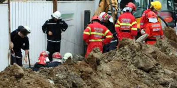 Un bărbat care lucra pe un excavator a fost îngropat cu tot cu utilaj sub un mal de piatră şi pământ 