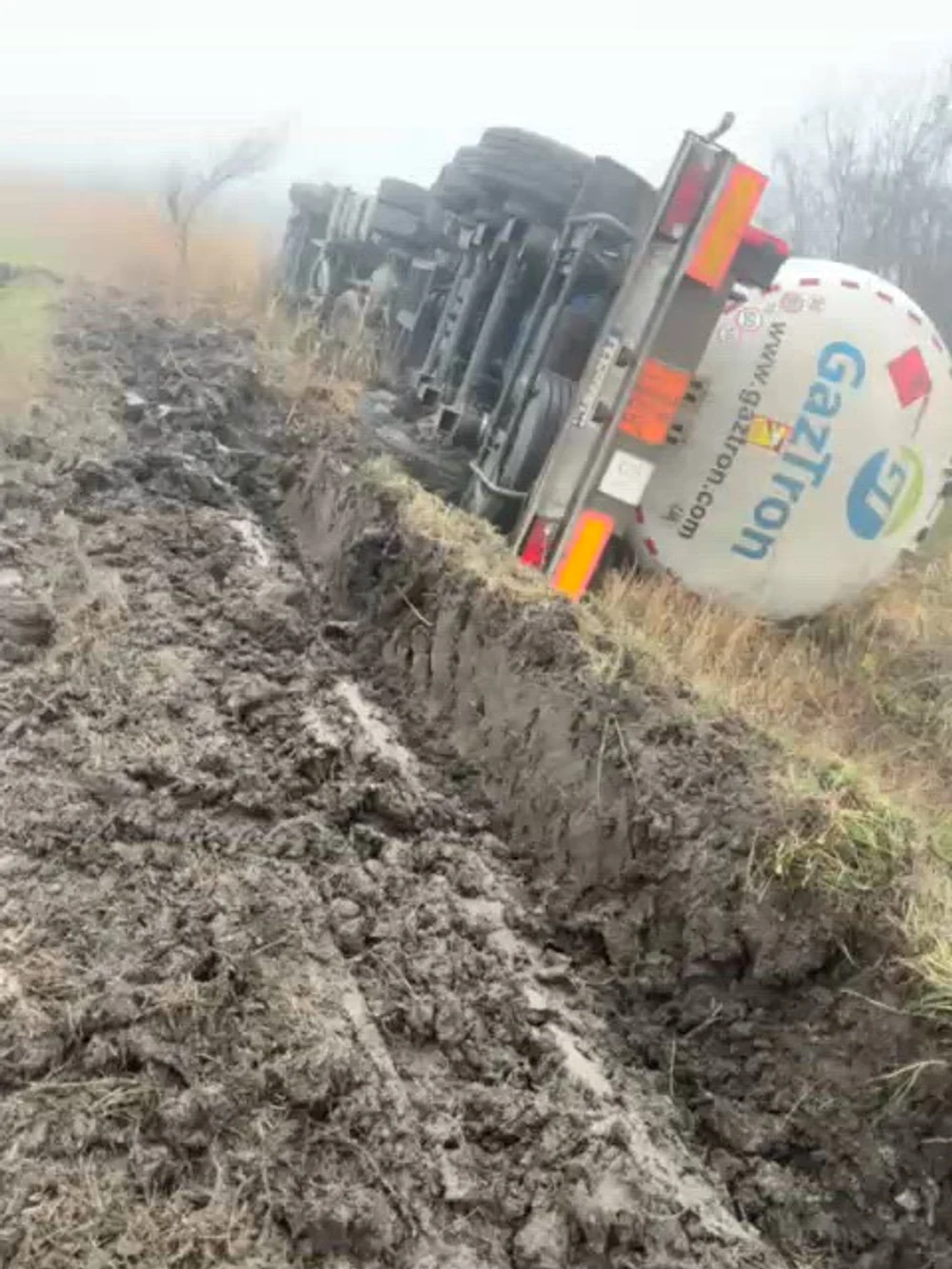 Alertă pe DN 26, după ce o cisternă cu GPL s-a răsturnat într-un șanț. Pompierii intervin de urgență