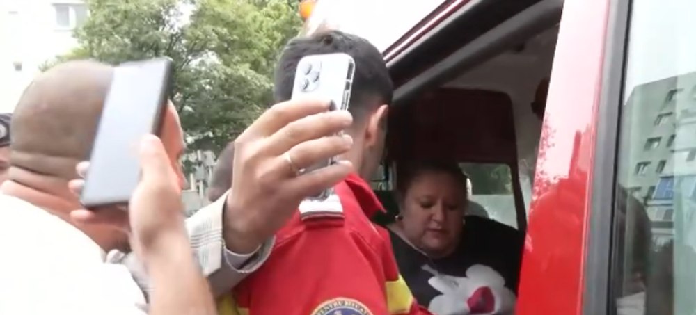 Șoșoacă, scandal în stradă, cu jandarmii, lângă un camion cu voturi. Senatoarei i s-a făcut rău și a fost chemată ambulanța VIDEO