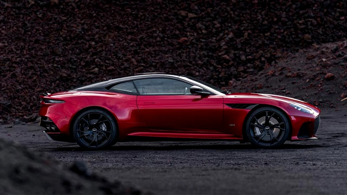 Aston Martin DBS are o viteză maximă de 340 km la oră
