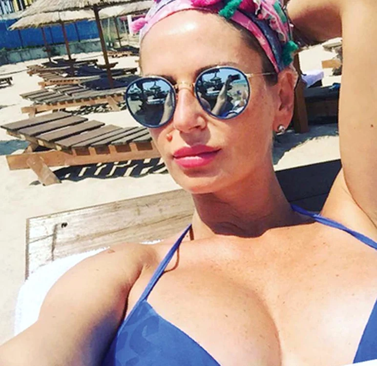 Andreea Bănică  – grepfrut Prea mari ca să fie portocale, prea mici ca să fie pepeni. Andreea Bănică poartă “grepfrut” în sutien