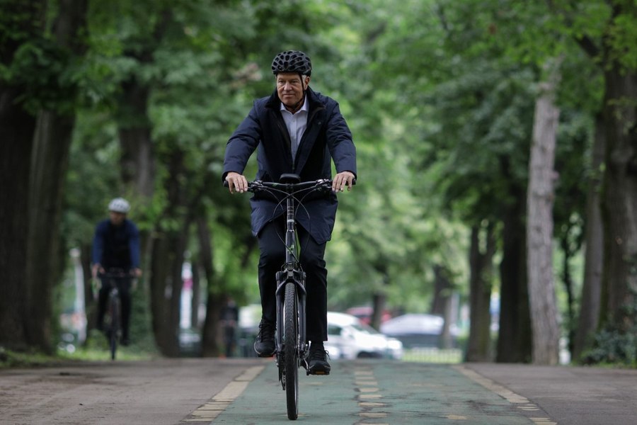 Cum a fost surprins Iohannis la munte. Șeful statului a mers pe bicicletă la Parcul Național Piatra Craiului 