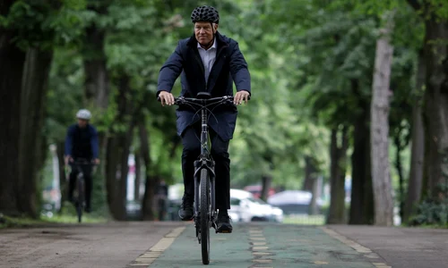 klaus iohannis bicicleta thumbnail id170192 inquam photos octav ganea jpeg