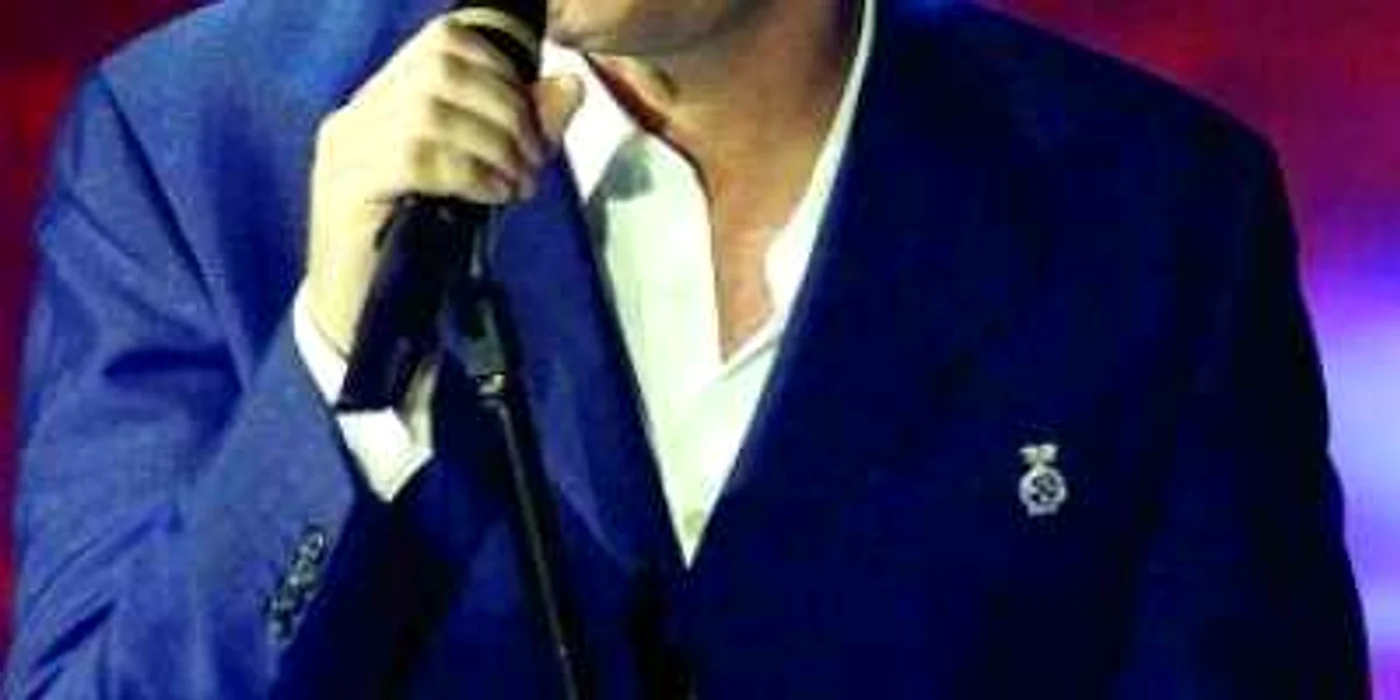 Craiova: Michael Bolton, primit cu salturi de paraşutişti