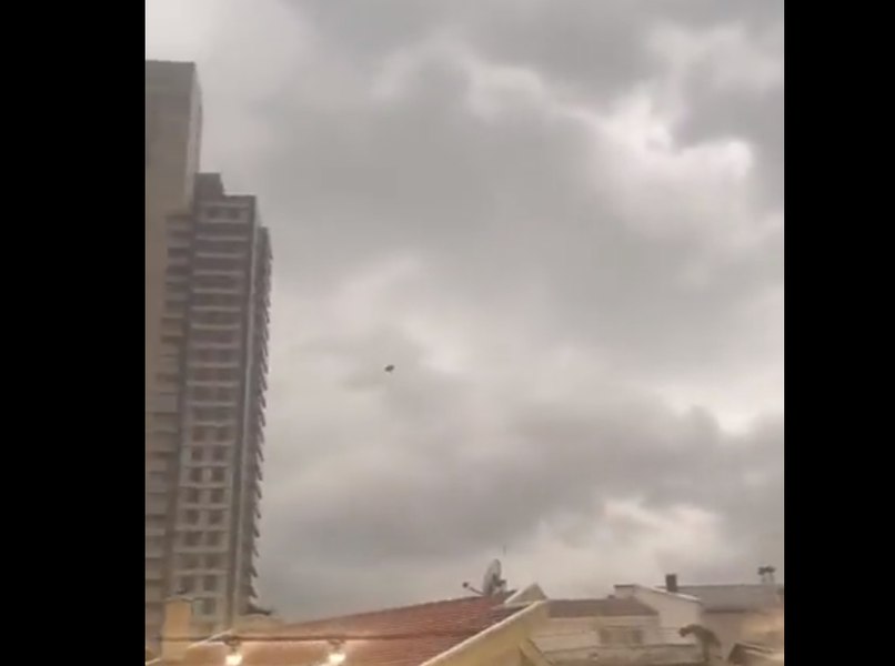 Momente înfricoșătoare suprinse în Ankara. O canapea e purtată de vânt în timpul unei furtuni VIDEO