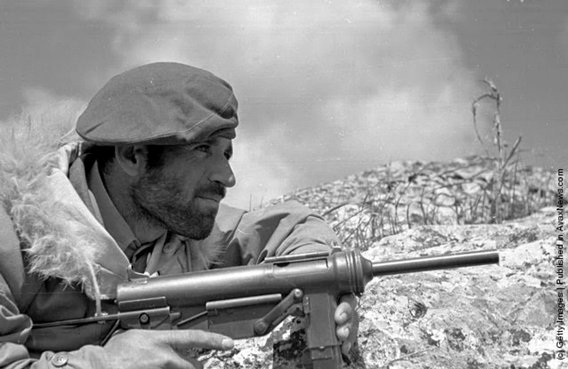 Un soldat grec la pândă după o gherilă,  22 mai 1948 (Bert Hardy/Picture Post/Getty Images)