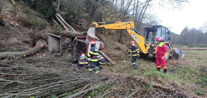 Tractorul a fost ridicat cu un buldoexcavator. FOTO ISU Argeș