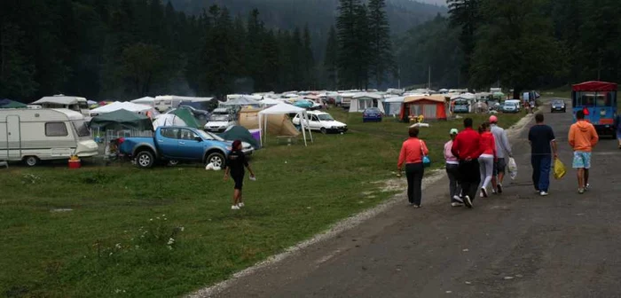 Aproape o mie de oameni au ieşit la grătar pe Valea Cerbului FOTO Adevărul