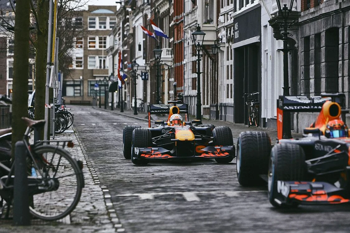 
    Piloții Max Verstapen și Alex Albon au defilat cu monoposturile de F1 pe străzile din HagaFoto: Red Bull  