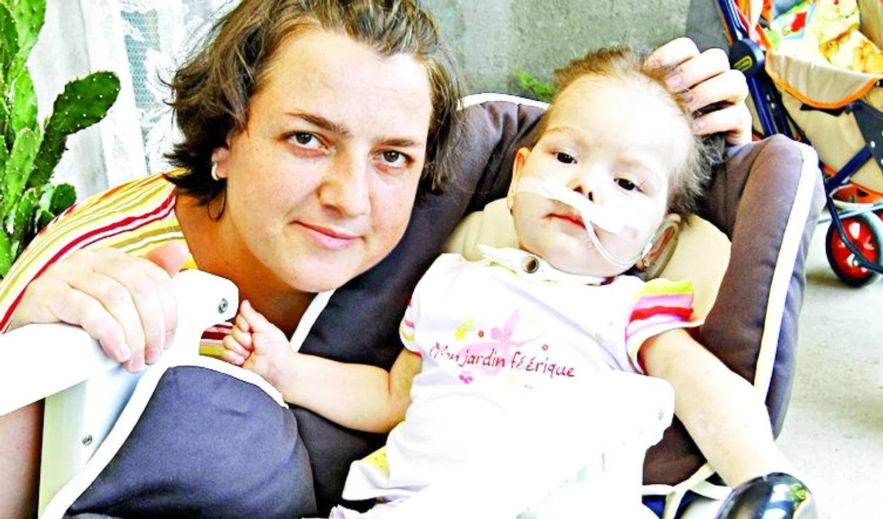 Mânuţele şi picioarele Andreei erau încorda- te şi nu le mişca. Deja bea laptele bun, care  nu o mai otrăveşte