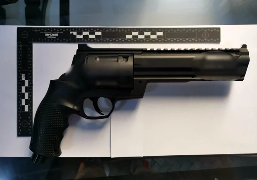 Șofer amenințat cu pistolul FOTO: Captură de ecran/ Video DGPMB 