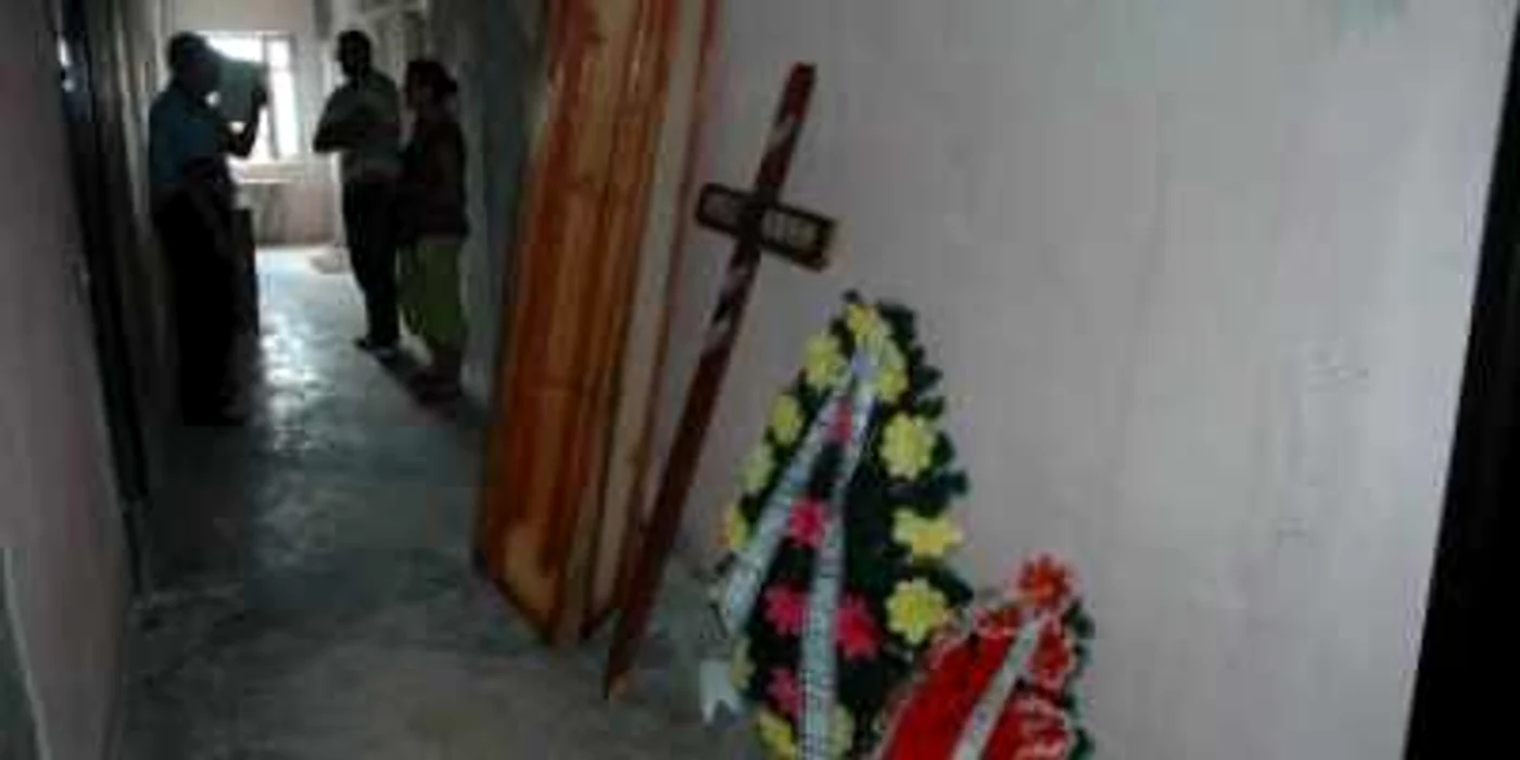 Constanta: Cadou de gelos: un coşciug, o cruce şi două coroane