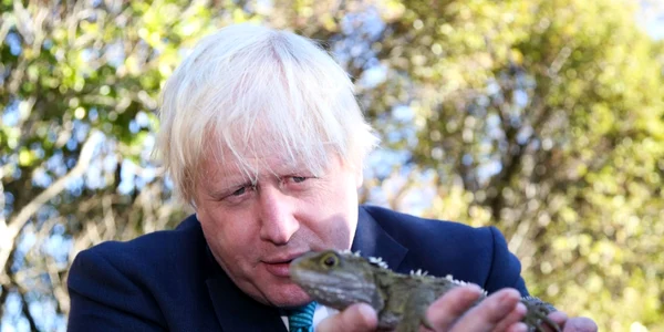 Secretarul britanic de externe Boris Johnson ţine o tuatara în timpul unei vizite la ecosanctuarul Zealandiea în Wellington Noua Zeelandă FOTO Guliver / Getty Images / Hagen Hopkins