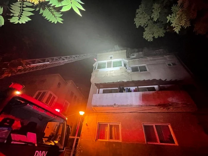 Pompierii au intervenit pentru stingerea unui incendiu la un imbil cu 3 etaje din sectorul 5 al Capitalei FOTO ISU BIF via news.ro