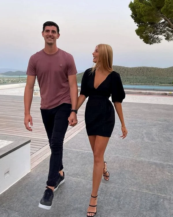 Courtois si iubita lui nu se mai ascundFOTO: Instagram