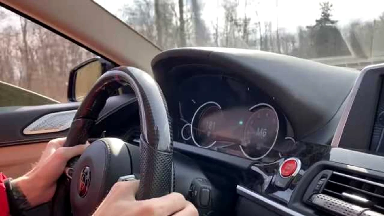 180 km/h pe un bulevard din Râmnicu Vâlcea, după „liniuţe” lângă un mall vâlcean, în plină zi; Foto: Adevărul
