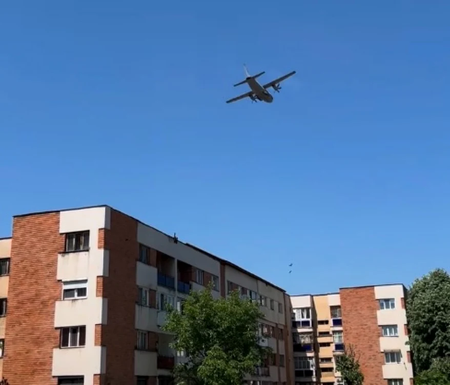 Avioanele au zburat la joasă înălţime deasupra municipiului Târgu Jiu Foto: Facebook