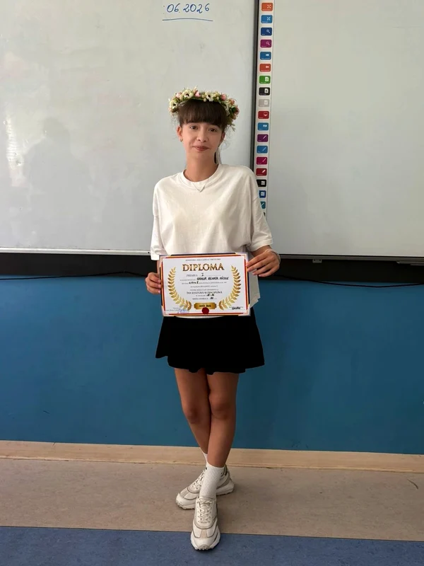 Renata, fiica Liviei Graur, e premiantă cu coroniță foto: arhiva personală