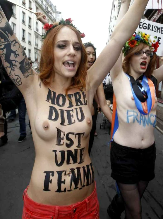 Protestatarele FEMEN au atras atenţia fotografilor din toată lumea. (Foto: Reuters)