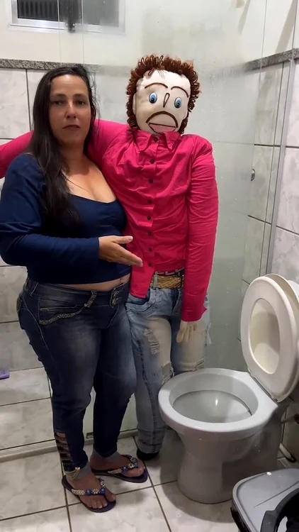 Meirivone s-a filmat cu Marcel într-o toaletă, în timp ce anunța „sarcina” (Foto: Profimedia)