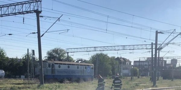 Copil electrocutat dupa ce s-a urcat pe tren 