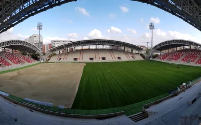 Se montează gazonul pe noul stadion din Arad FOTO Facebook/Gheorghe Falcă