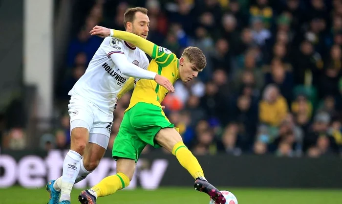 Eriksen, în duel cu Brandon Williams (FOTO: Guliver/ Gettyimages)