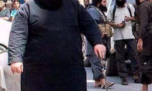 Buldozerul decapitează oameni şi mutilează copii cu sabia lui jpeg