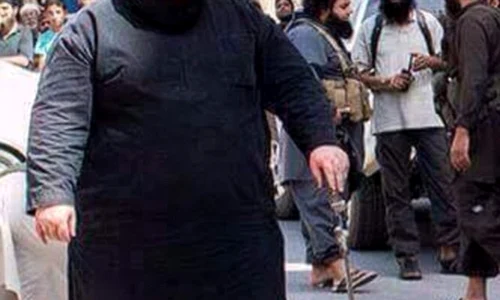 Buldozerul decapitează oameni şi mutilează copii cu sabia lui jpeg
