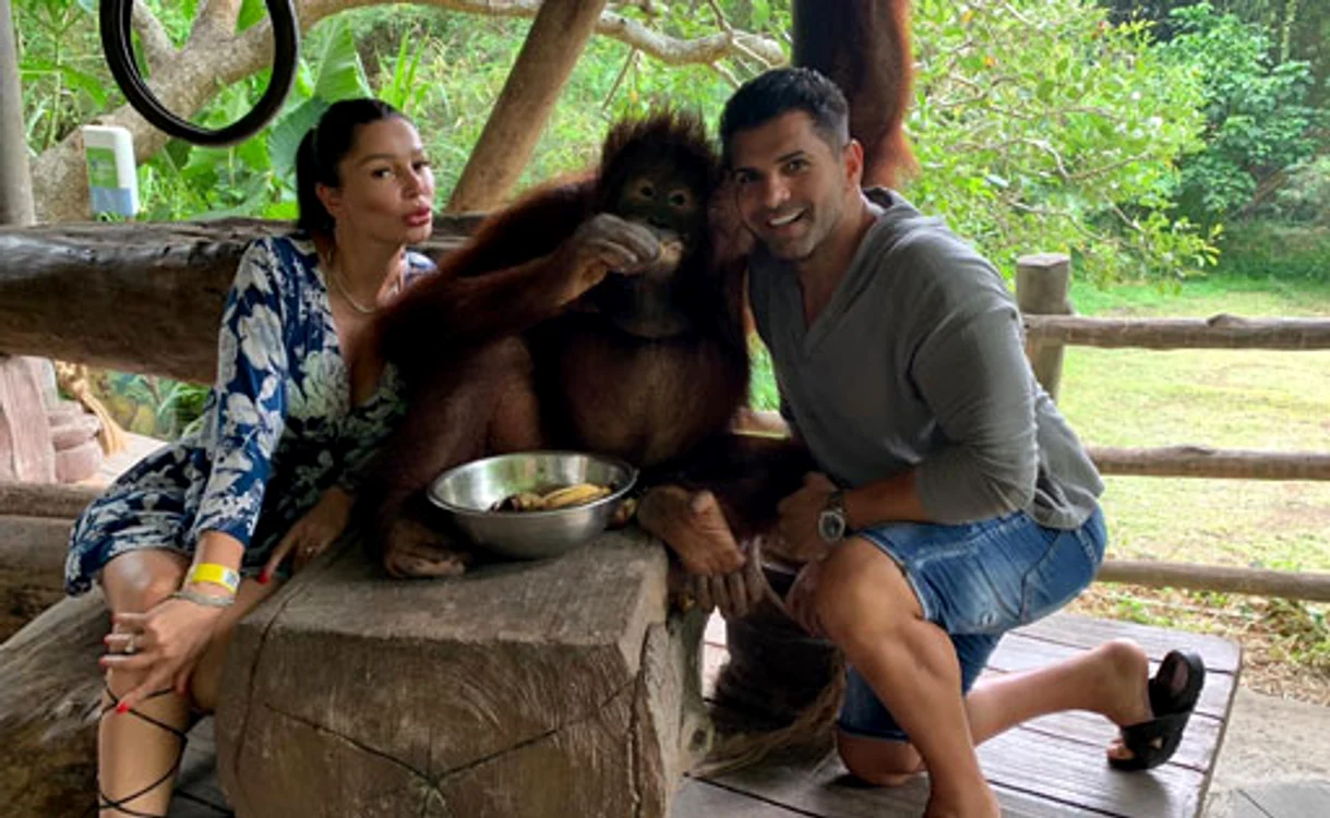 
    Brigitte şi Florin Pastramă au luat micul  dejun alături de o maimuţă, într-un  celebru parc natural din Indonezia   