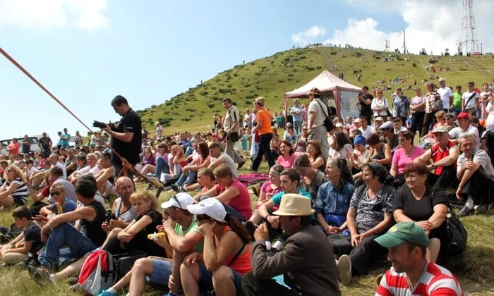 Târgul de Fete de pe Muntele Găina – cea mai mare sărbătoare populară din România jpeg