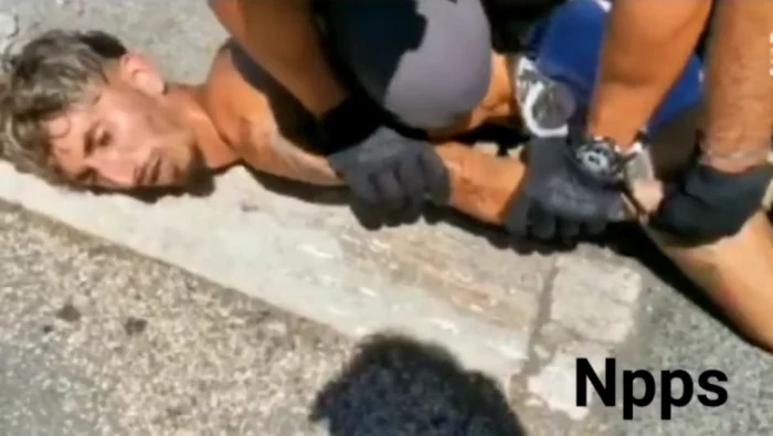 Bărbatul a opus rezistenţă în momentul în care a fost somat de poliţişti să se predea. FOTO liberoquotidiano.il