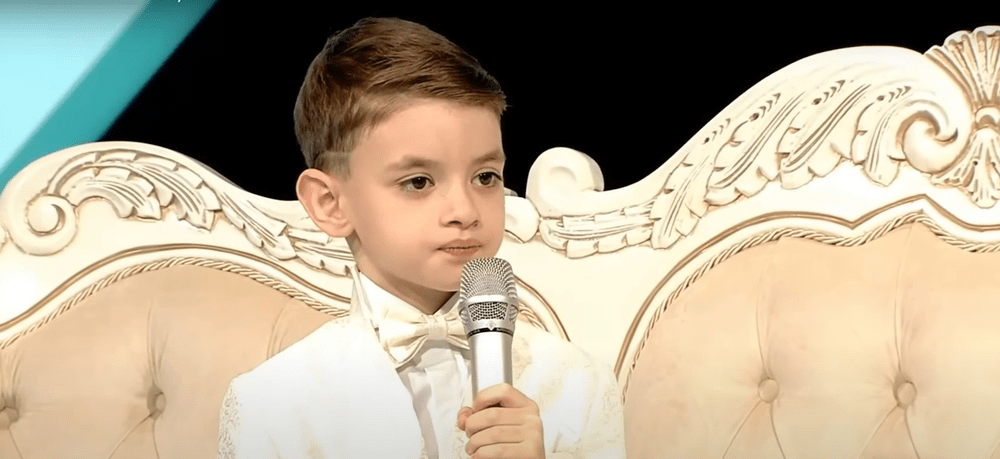 Fenomenul Rareș Prisăcariu recită Scrisoare către România. „Rușinea de a fi român mi se pare cea mai puternică lovitură de stat“ VIDEO