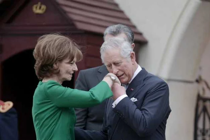 Charles Prinţ de Wales sărută mâna Principesei Margareta la plecarea de la Palatul Elisabeta unde a fost întâmpinat de reprezentanţi ai familiei regale a României în Bucuresti FOTO Mediafax / Alexandru Dobre