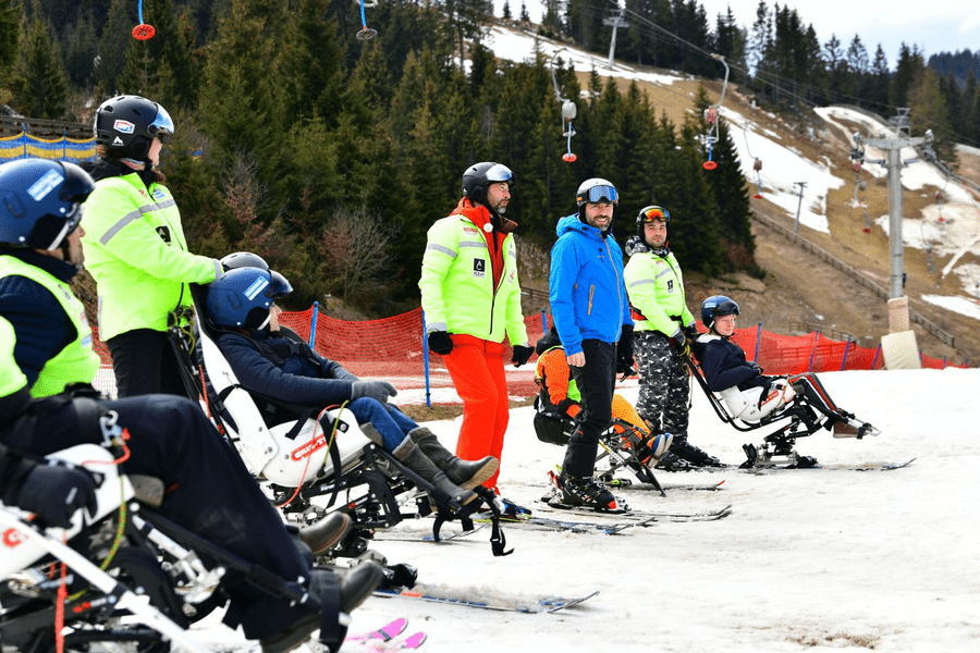 Heliski fără limite. Pesoanele cu dizabilităţi din echipa Caiac SMile au făcut imposibilul posibil la Muntele Mic