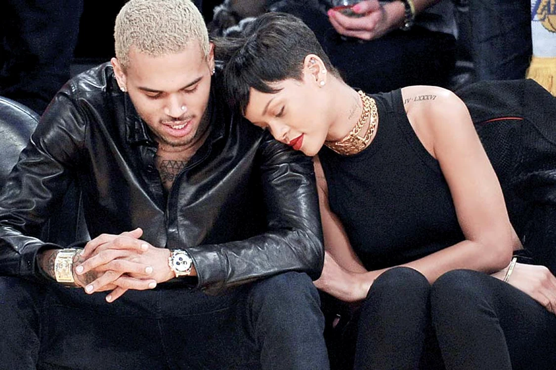 Rihanna e din nou  fericită alături de  Chris Brown. Pare să  fi dat cu totul uitării  bătaia cruntă pe care  a încasat-o de la  rapper în februarie  2009 şi în urma căreia  s-a ales cu  vânătăi