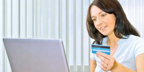 Femeile care caută haine pe internet pierd mai multe ore  decât dacă s-ar duce la mall 