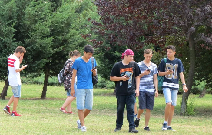 Zeci de tineri bucureşteni căutau ieri "Pokemoni" în parcul din Piaţa UniriiFoto: "Adevărul"
