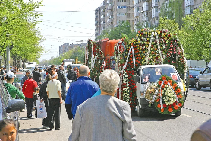 Soţia artistului a fost  condusă pe ultimul  drum de o mulţime  impresionantă de oameni