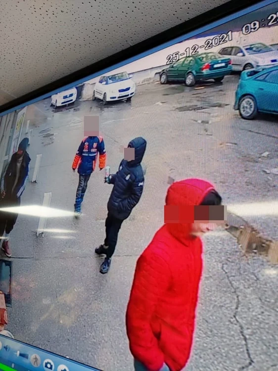 Minorii au fost surprinşi de camerele de supravgehere din zonă FOTO Tion.ro