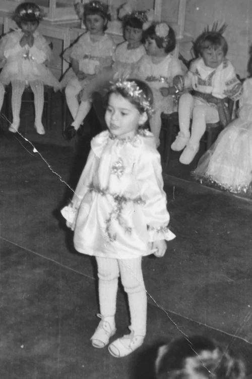 8 laura cosoi in copilarie 4 jpg jpeg