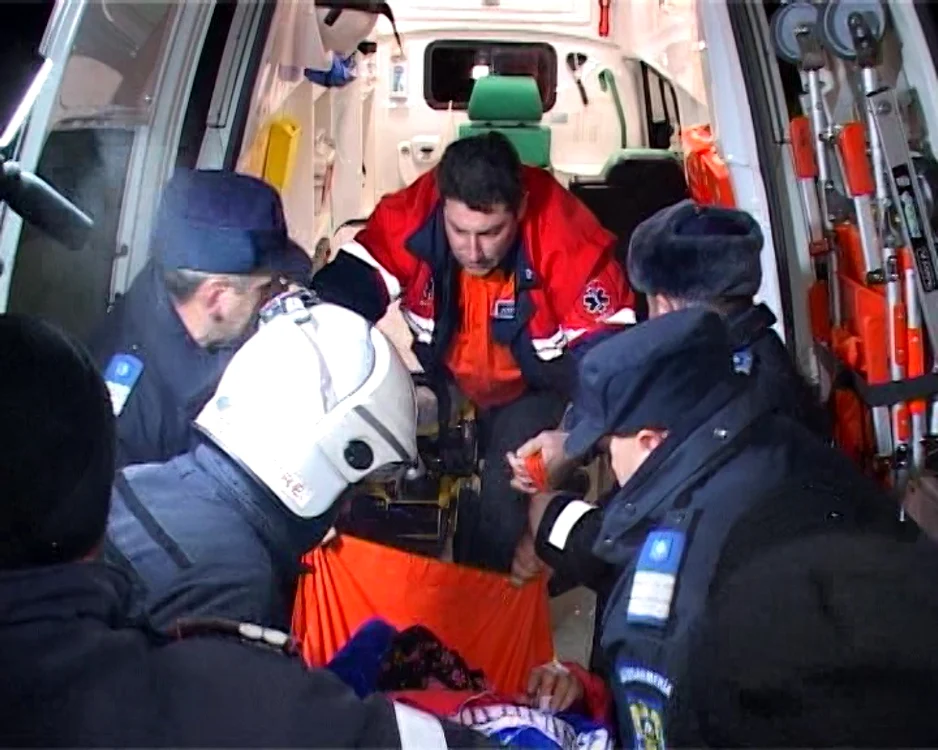 Ambulanţa a ajuns la destinaţie abia după şase ore de muncă.                Foto: Sandrinio Neagu